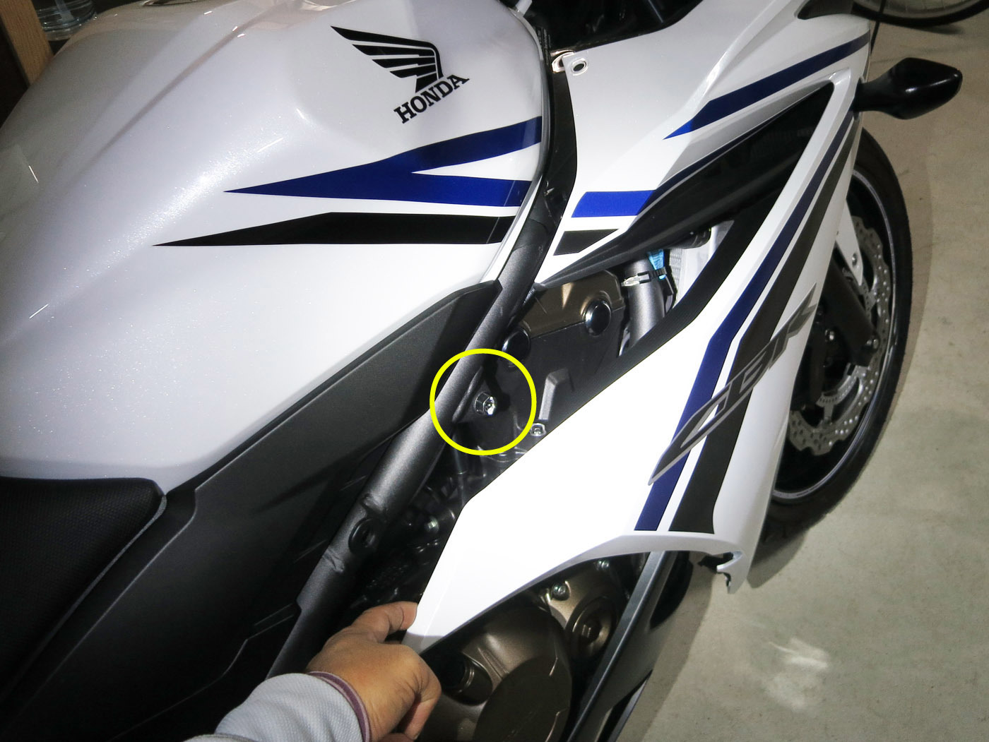 Honda Cbr400r 17 白 納車されました エンジンスライダー リアフェンダー等の取り付け Viewfinder