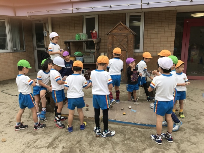 年長さん外遊びで独楽遊び 川崎ふたば幼稚園ブログ