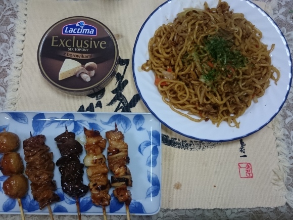11/3 キリン一番搾りとれたてホップ2017 + シマダヤ 焼そば鉄板麺 + 日本一 焼き鳥 + 業スーの輸入チーズ_b0042308_23592282.jpg