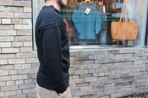 英国伝統ニットメーカー「GUERNSEY WOOLLENS」に別注!_f0191324_08243406.jpg