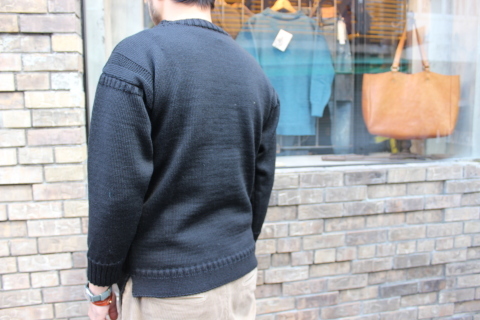 英国伝統ニットメーカー「GUERNSEY WOOLLENS」に別注!_f0191324_08244516.jpg