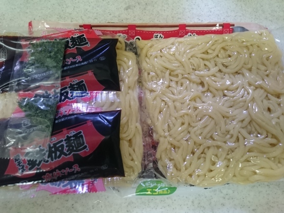 11/3 キリン一番搾りとれたてホップ2017 + シマダヤ 焼そば鉄板麺 + 日本一 焼き鳥 + 業スーの輸入チーズ_b0042308_00000797.jpg