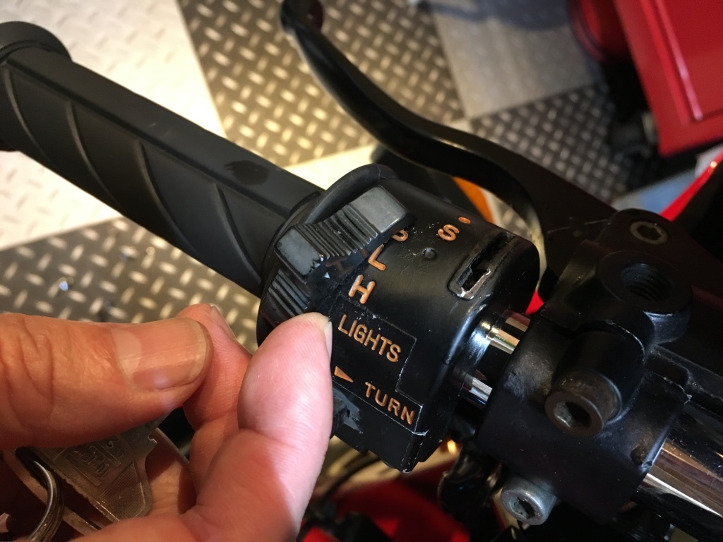 DUCATI F1-2型 整備日記「スイッチ修復」 20171104_a0051924_22275311.jpg