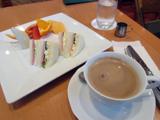 【おみやげ】「つちや」の栗きんとんと早瀬鮎と千疋屋のサンドイッチモーニング_b0009849_1759172.jpg