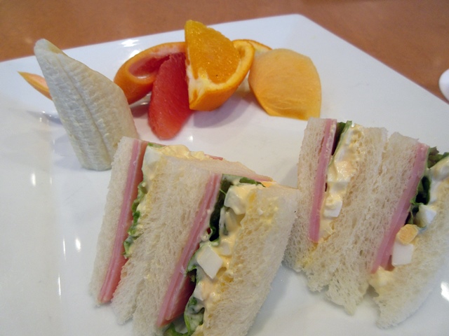【おみやげ】「つちや」の栗きんとんと早瀬鮎と千疋屋のサンドイッチモーニング_b0009849_17594516.jpg