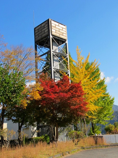 紅葉17 寂地峡へ 皿倉山の見える家