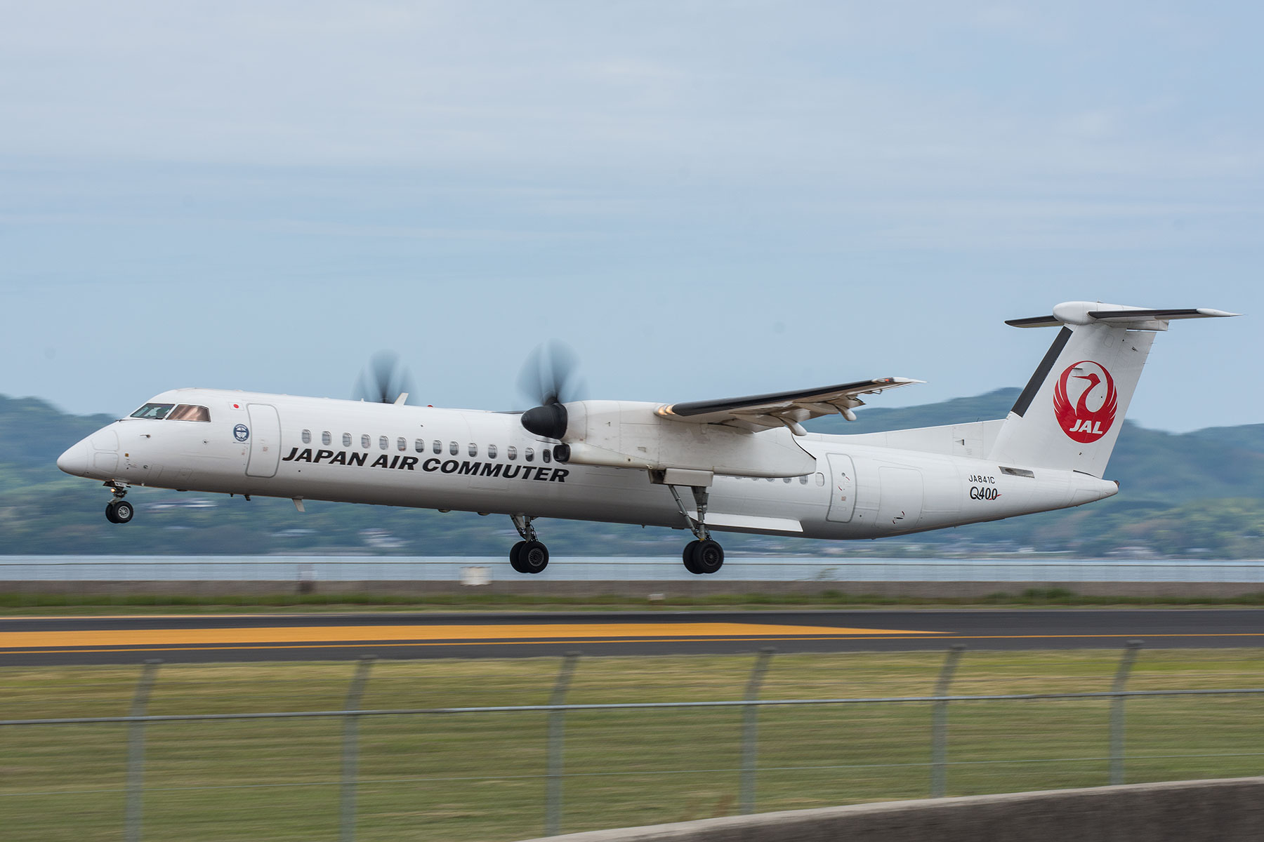 Bombardier Dhc 8 Q400 Ja841c Sky Lounge Garden Transporter Side