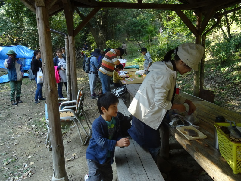 きのくに子どもNPO「秋の里山で遊ぼう！自然素材で工作！」・・・孝子の森_c0108460_20565102.jpg