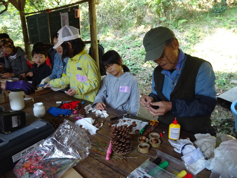 きのくに子どもNPO「秋の里山で遊ぼう！自然素材で工作！」・・・孝子の森_c0108460_21025043.jpg