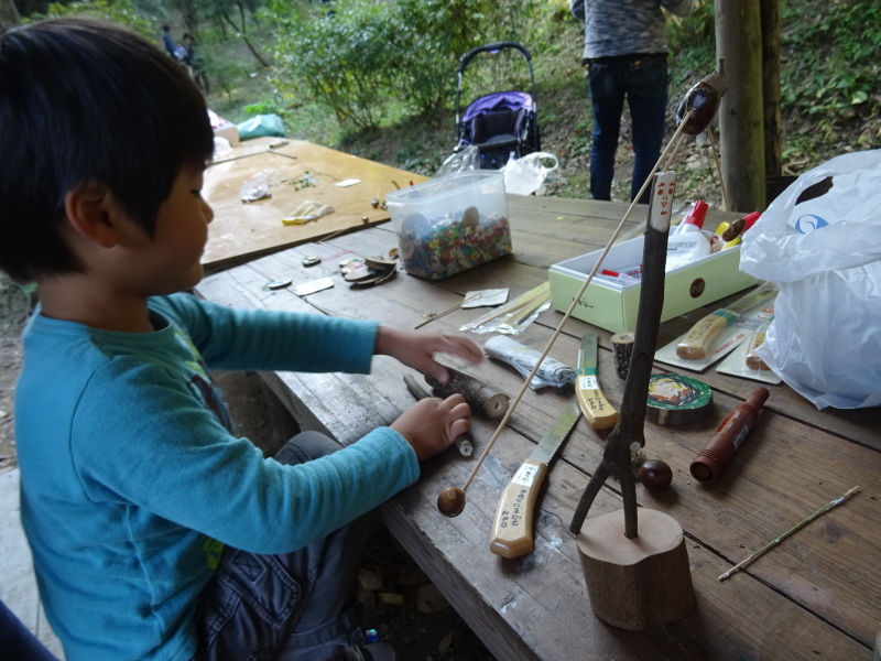 きのくに子どもNPO「秋の里山で遊ぼう！自然素材で工作！」・・・孝子の森_c0108460_21101388.jpg