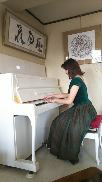 神戸から、美しく力強い高津小百合さんのピアノコンサート_a0098174_22023718.jpg
