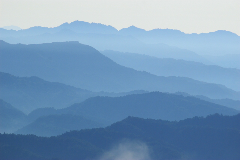 山並みに抱かれ 幻に魅せられて 山並みに抱かれ 幻に魅せられて