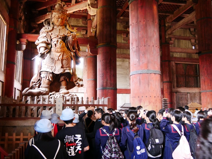　　東大寺金堂にて_b0093754_23321417.jpg