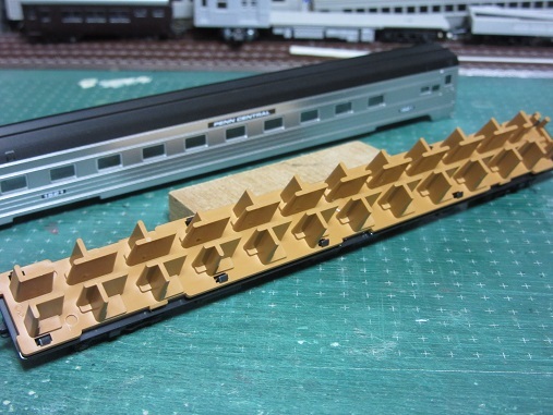 KATO Penn Central 4-Car Passenger Set : 赤い電車は臼い線