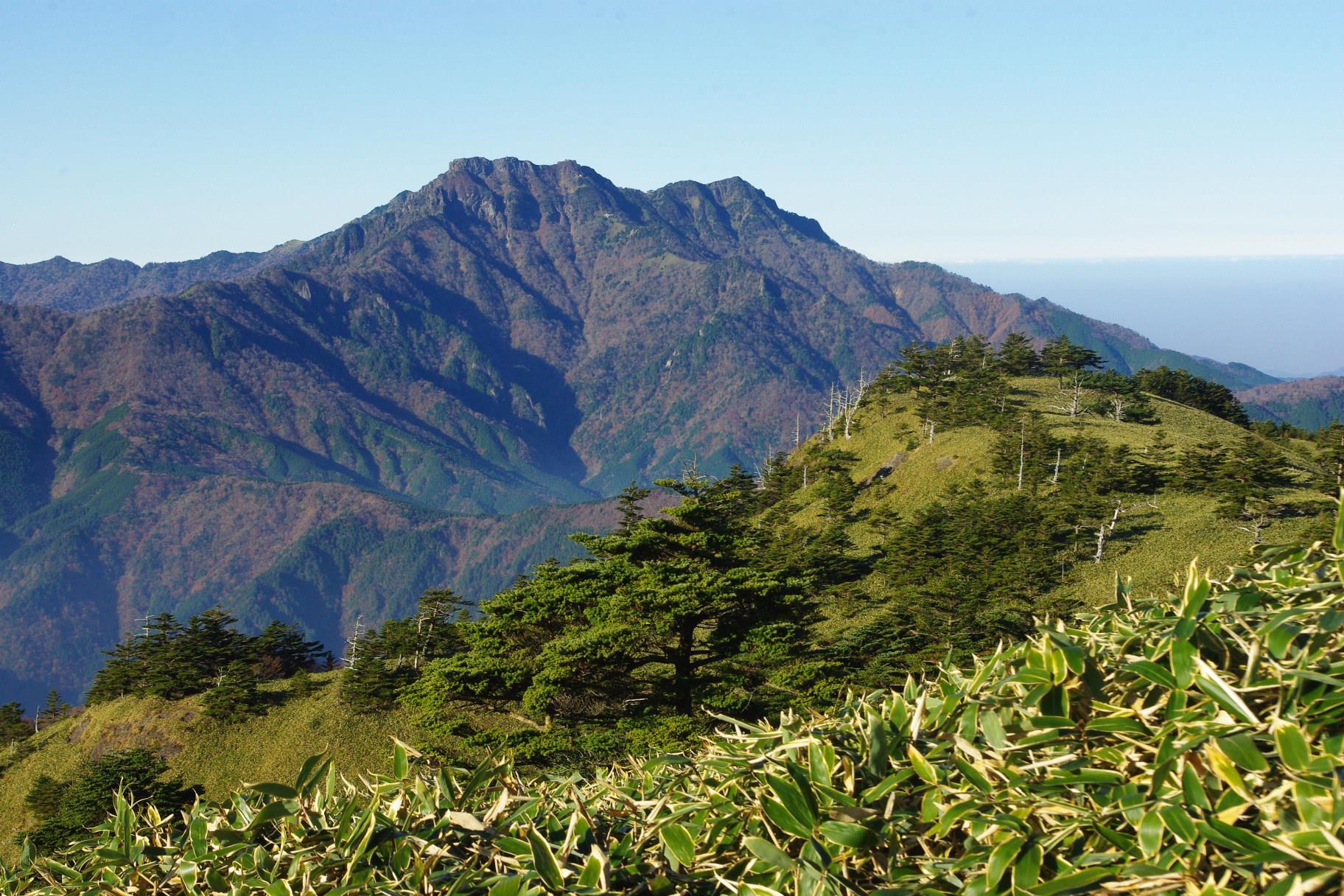 No 121 快晴の山歩き（瓶ヶ森登山口～男山・女山）2017年11月5日_d0341514_22073555.jpg