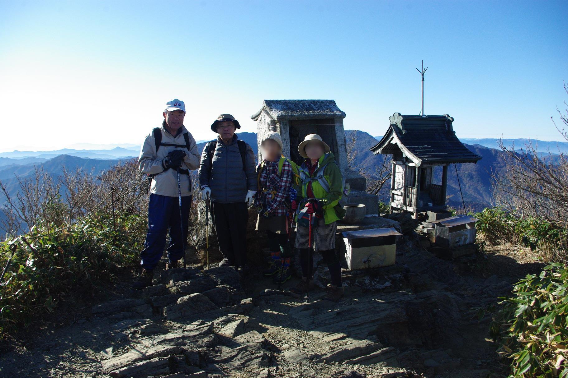 No 121 快晴の山歩き（瓶ヶ森登山口～男山・女山）2017年11月5日_d0341514_22131445.jpg