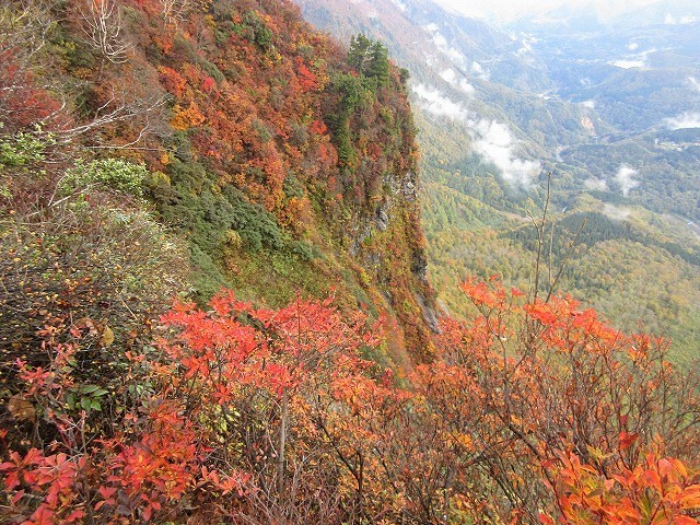 上信越　秘境の秋山郷から登る鳥甲山は紅葉真っ盛り　　　　　Mount Kabuto in Jōshin\'etsu-kōgen National Park_f0308721_13385010.jpg