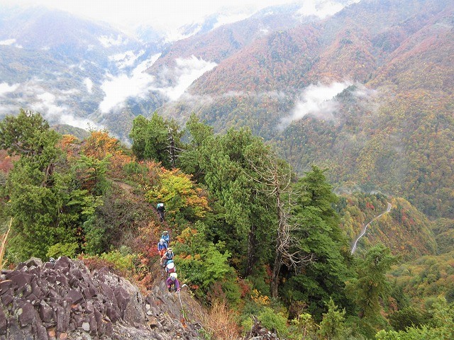 上信越　秘境の秋山郷から登る鳥甲山は紅葉真っ盛り　　　　　Mount Kabuto in Jōshin\'etsu-kōgen National Park_f0308721_13395119.jpg