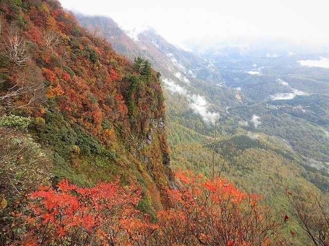 上信越　秘境の秋山郷から登る鳥甲山は紅葉真っ盛り　　　　　Mount Kabuto in Jōshin\'etsu-kōgen National Park_f0308721_13501944.jpg