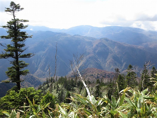 上信越　秘境の秋山郷から登る鳥甲山は紅葉真っ盛り　　　　　Mount Kabuto in Jōshin\'etsu-kōgen National Park_f0308721_13572819.jpg