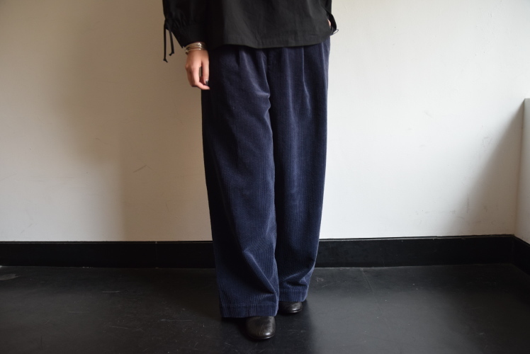 個性的なブラウスを大人っぽく 。_b0110582_19403018.jpg