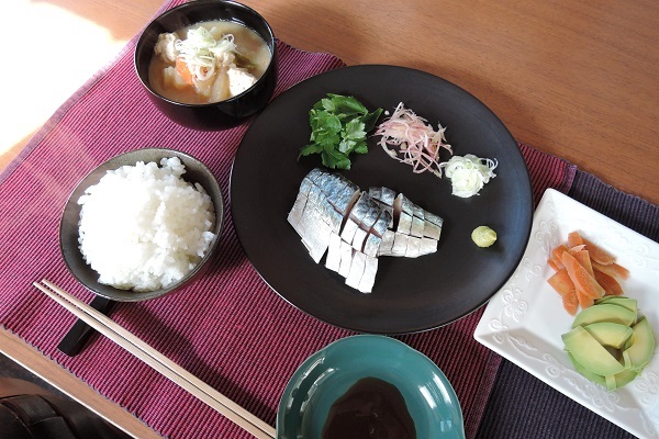 本日のランチ「〆サバ定食～♪」（笑） : 図書館とパンと少しの