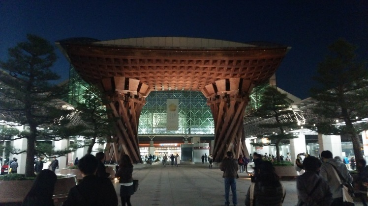 金沢市の現代建築　ー金沢21世紀美術館と金沢駅鼓門ー_e0199780_17345085.jpg