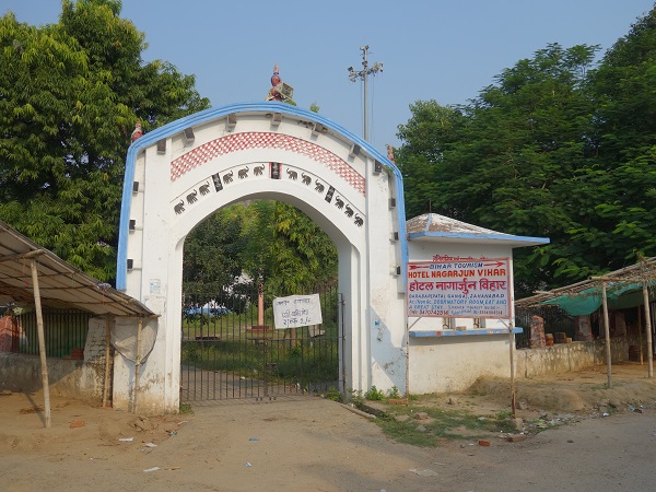 インド最初の石窟寺院バラーバル_d0360509_11564764.jpg