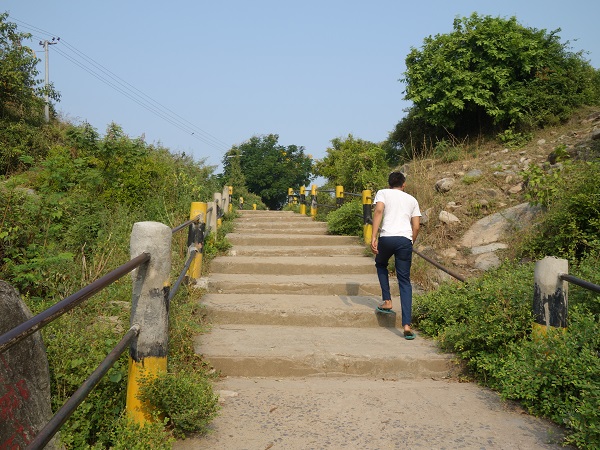 インド最初の石窟寺院バラーバル_d0360509_11581327.jpg