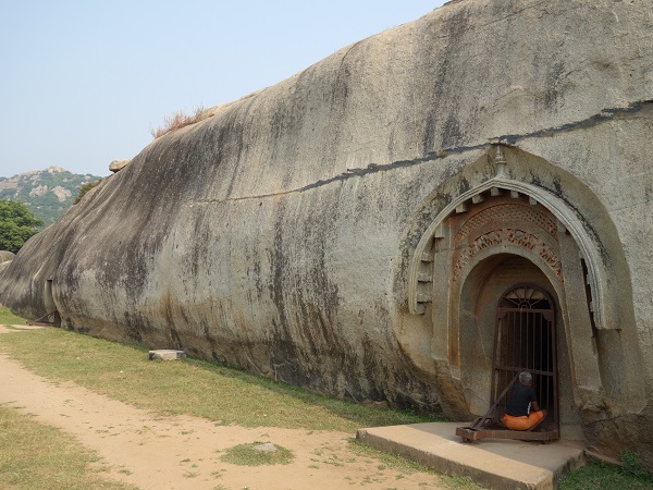 インド最初の石窟寺院バラーバル_d0360509_1214519.jpg