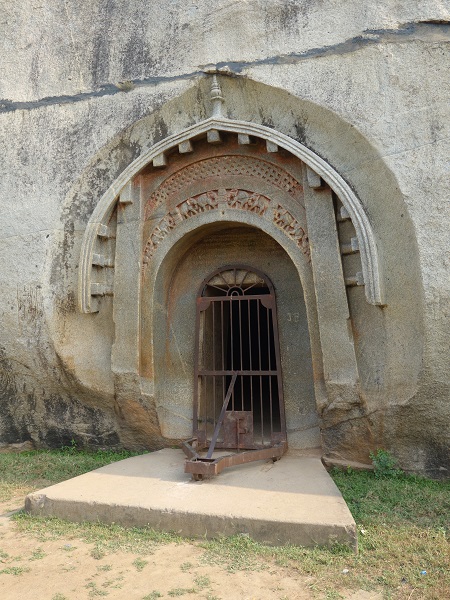 インド最初の石窟寺院バラーバル_d0360509_12151412.jpg