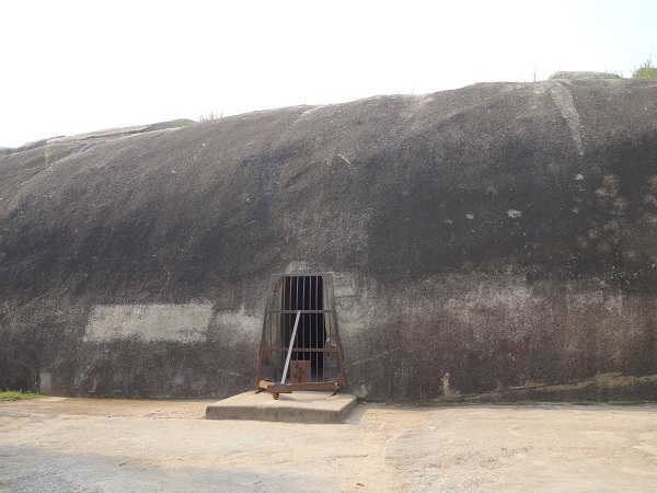 インド最初の石窟寺院バラーバル_d0360509_1222731.jpg