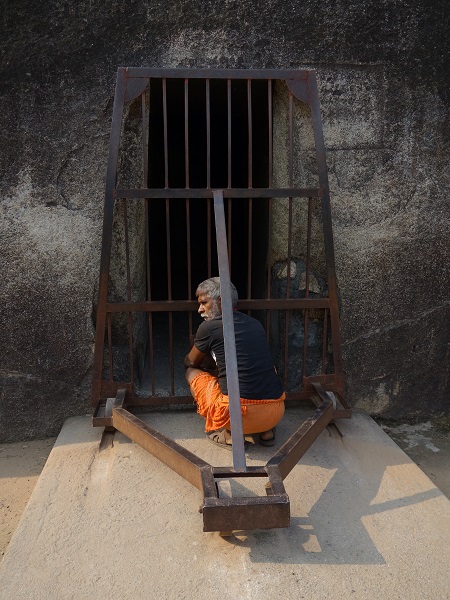 インド最初の石窟寺院バラーバル_d0360509_1224712.jpg