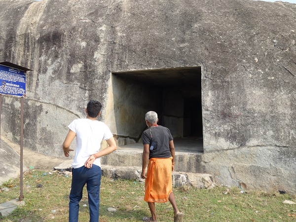 インド最初の石窟寺院バラーバル_d0360509_12375273.jpg