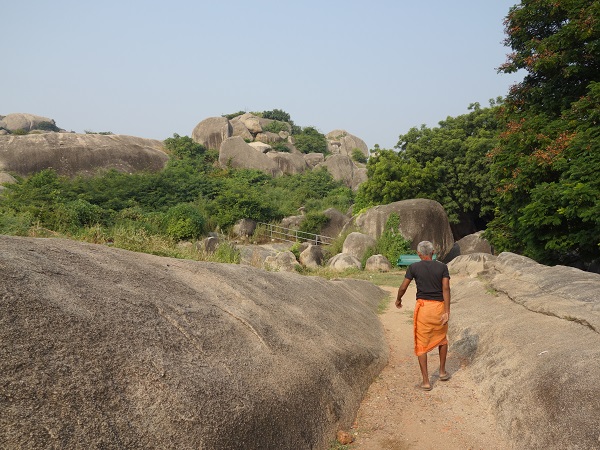 インド最初の石窟寺院バラーバル_d0360509_1293193.jpg