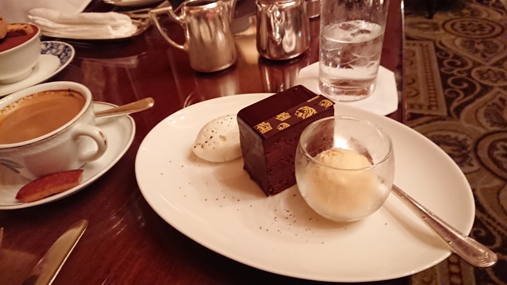 レトロもあればゴージャスも_e0167593_13572127.jpg