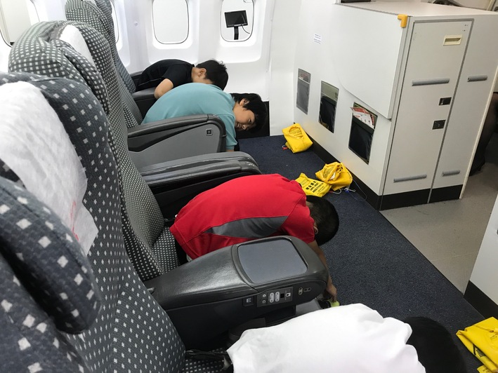 飛行機キャンプ〔１日目〕那覇空港内のJTA整備場へ！こんなに近くで飛行機を見ることができた！_d0363878_1764568.jpg