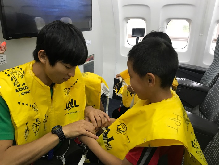 飛行機キャンプ〔１日目〕那覇空港内のJTA整備場へ！こんなに近くで飛行機を見ることができた！_d0363878_1765094.jpg