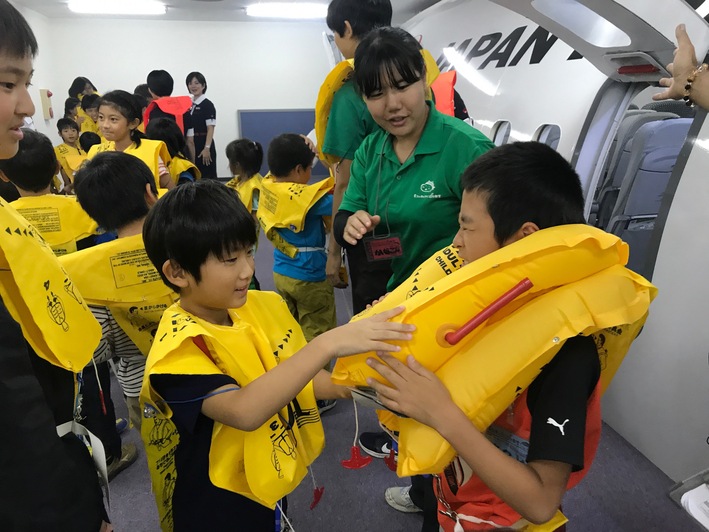 飛行機キャンプ〔１日目〕那覇空港内のJTA整備場へ！こんなに近くで飛行機を見ることができた！_d0363878_1765256.jpg