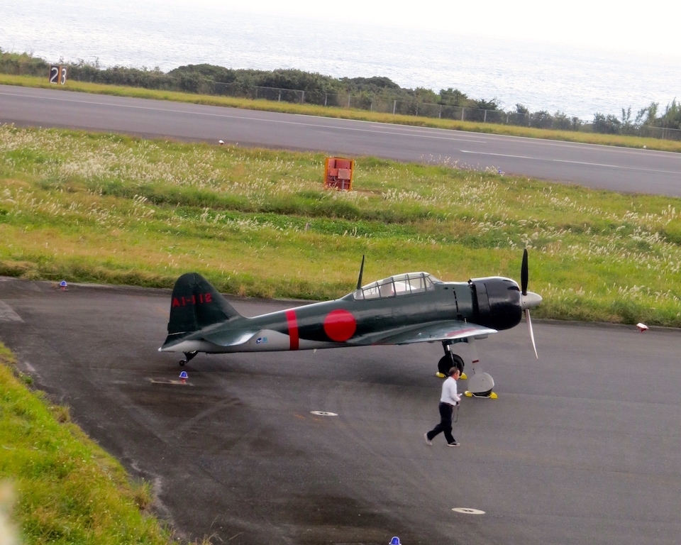 屋久島空港に零戦が着陸 雲走る屋久島