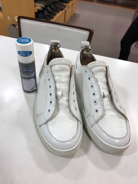 ホワイトレザーのお手入れ_d0166598_15323646.jpg