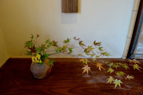 谷穹さんの蹲に紅葉_a0197730_14333101.jpg