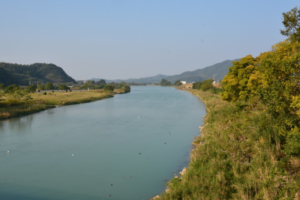 緑川に沿って歩く。 白秋の黄昏