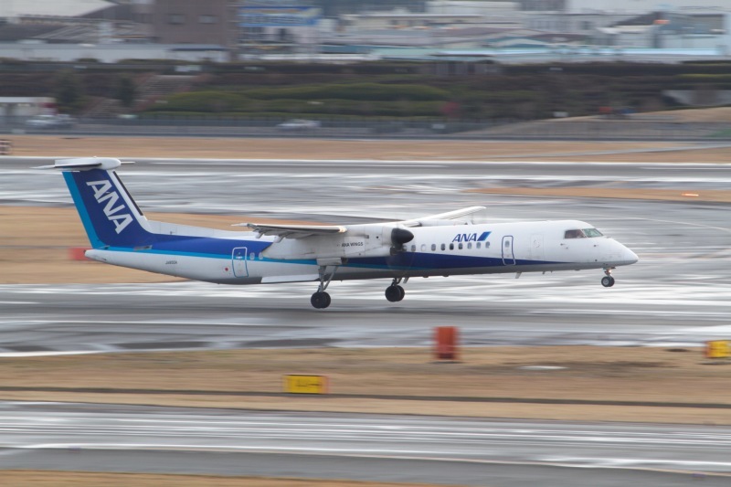 こんな飛行機雲初めて！ ボンバルディアDHC8ｰQ400のプロペラベイパー