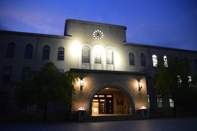 神戸大学六甲台本館 ブルーアワーの街の情景