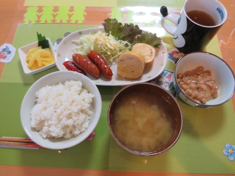 あじさい荘朝食 卵焼き ウィンナー 納豆 味噌汁 今日の献立 あじさい荘朝食 卵焼き ウィンナー 納豆 味噌汁 今日の献立