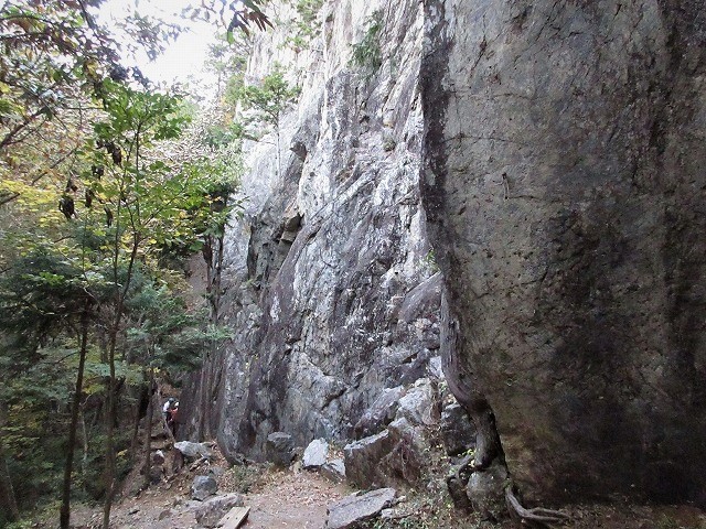 奥多摩の岩場訪問　つづら岩　　　　　Rock Climbing at Tuzura Rock in Chichibu-Tama-Kai National Park_f0308721_17310564.jpg