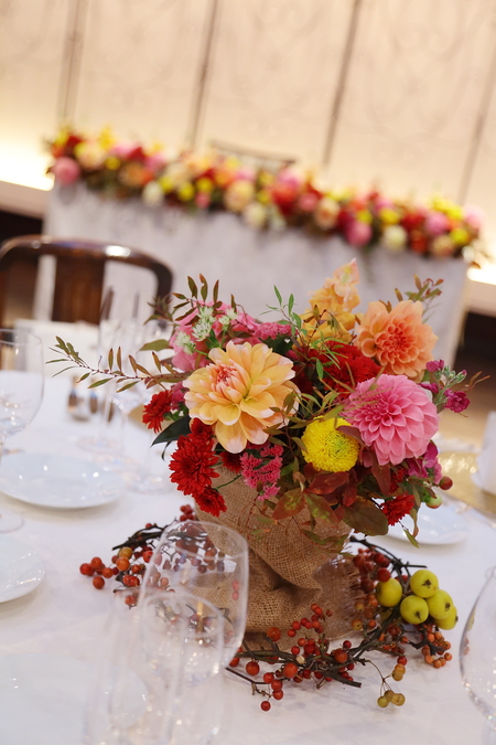 秋の装花　ダリアと紅葉、秋の実の階段装花_a0042928_10325852.jpg