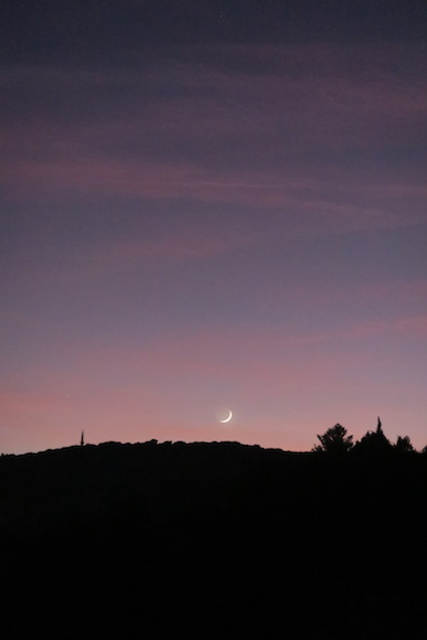 二日月白くきらめく夕焼けの空、イタリア_f0234936_7154644.jpg