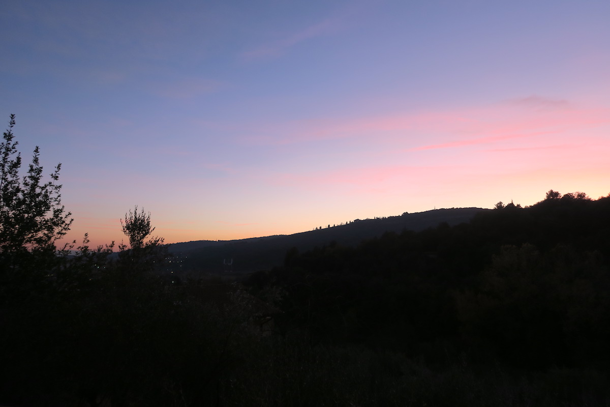 二日月白くきらめく夕焼けの空、イタリア_f0234936_7222172.jpg